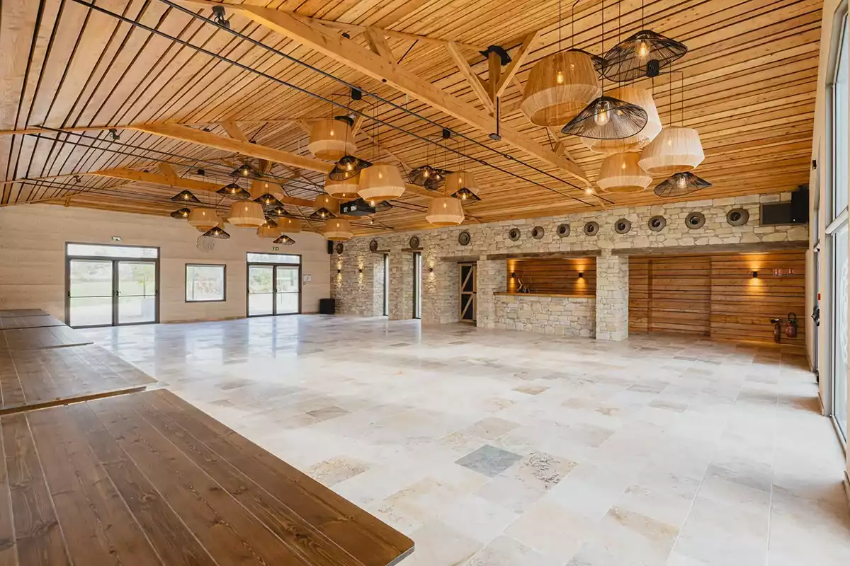 Grande salle de mariage intérieur La Grange aux Camélias proche de Saint-Etienne 42